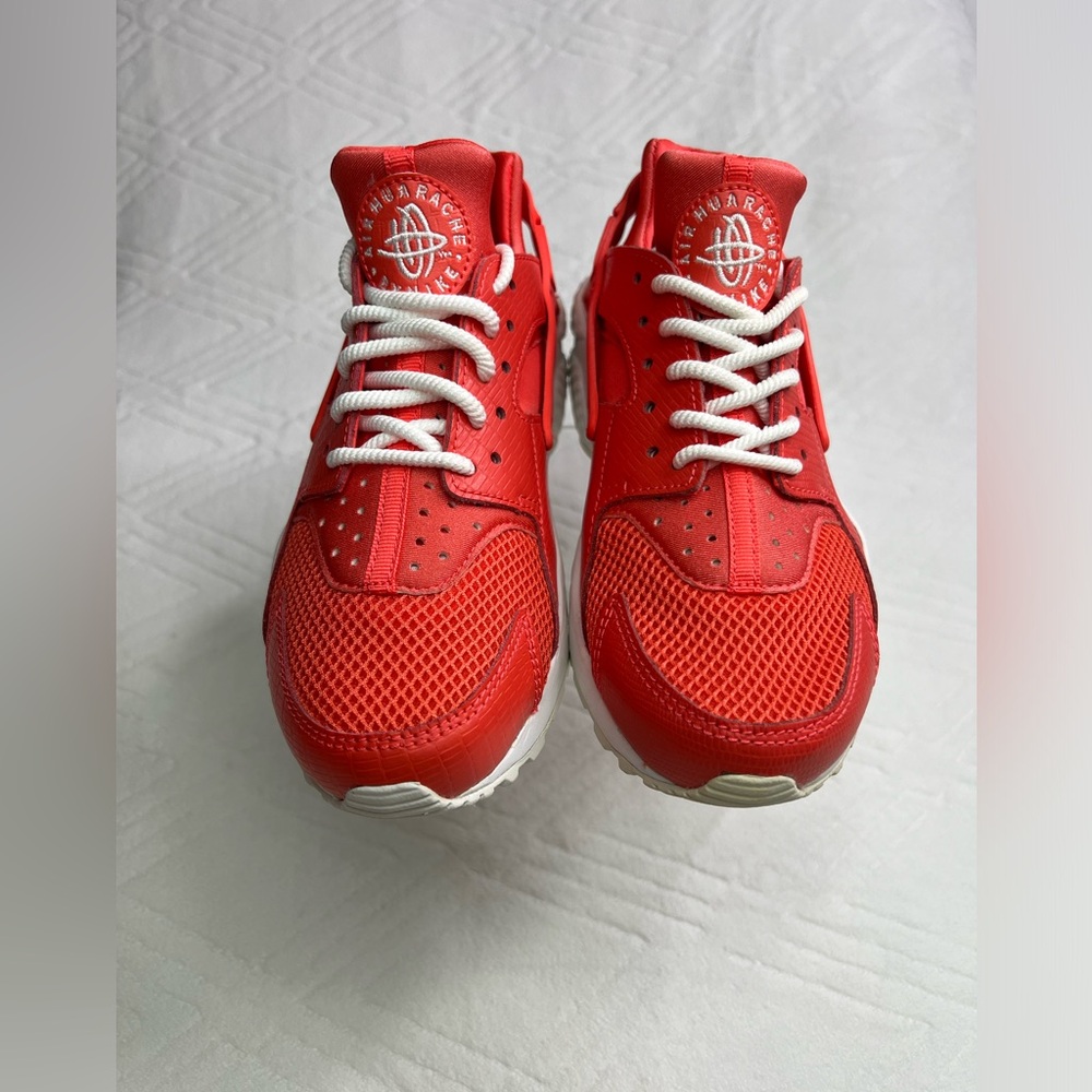 48: Nike Womens Air Huarache Run SE (Coral) Size: 6